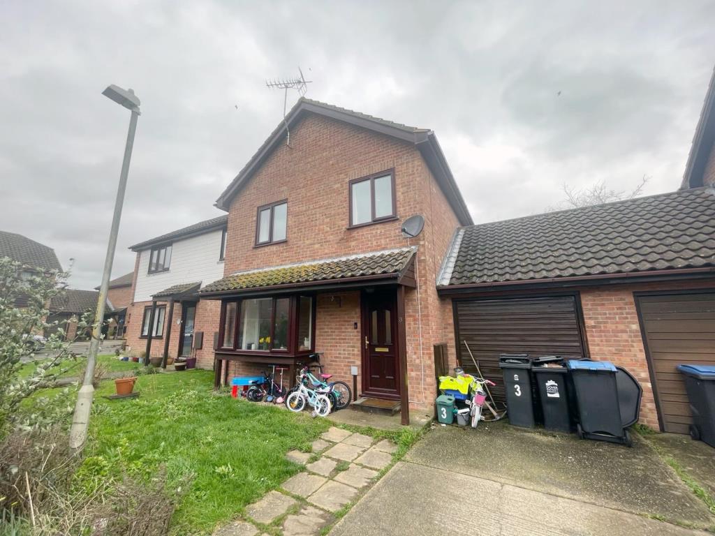 Lot: 4 - THREE-BEDROOM SEMI-DETACHED HOUSE FOR INVESTMENT - Semi-detached house with driveway and garage